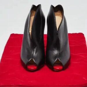 CHRISTIAN LOUBOUTIN
Black Leather Chester Fille 120 Peep Toe Booties Size 38